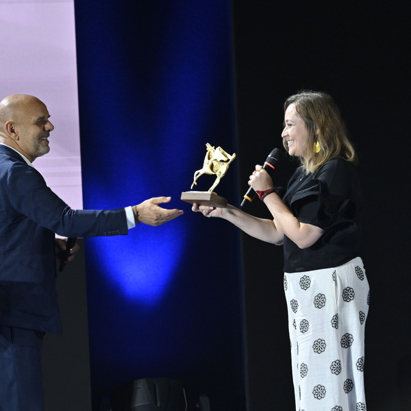 Marta Savina Riceve Il Pegaso D&#039;oro Da Riccardo Milani, Regista E Direttore Artistico Del Flaiano Film Festival